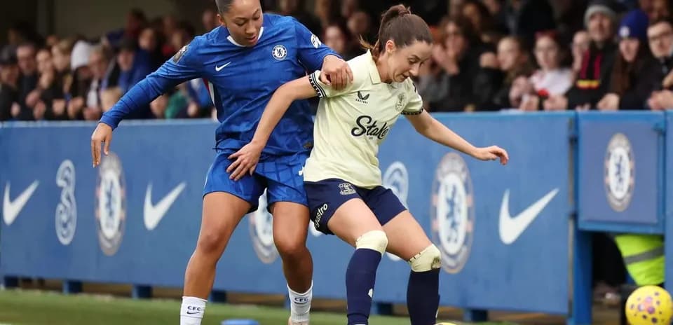 İki futbolçu top uğrunda mübarizə aparır