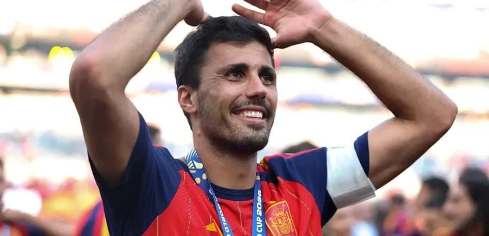 Futbolçu qələbə ilə əllərini havaya qaldırır