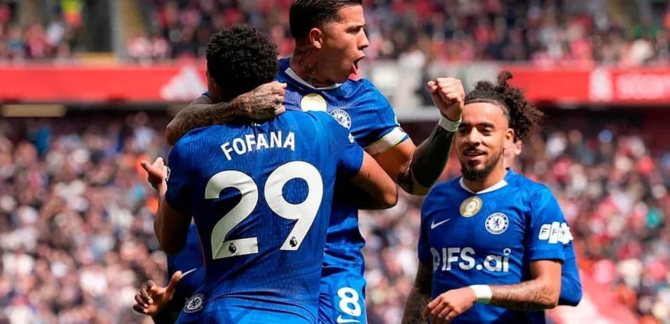 Fofana və Chelsea komandası oyunçuları sevinir