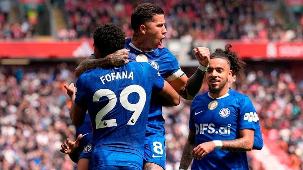 Fofana və Chelsea komandası oyunçuları sevinir