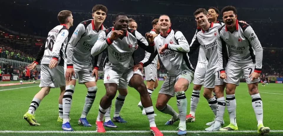 AC Milan futbolçuları sevinir