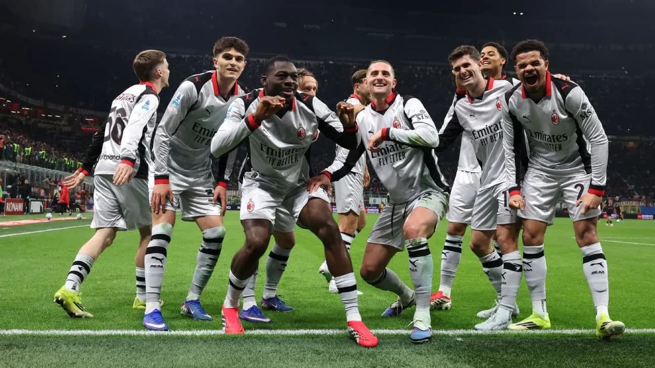 AC Milan futbolçuları sevinir