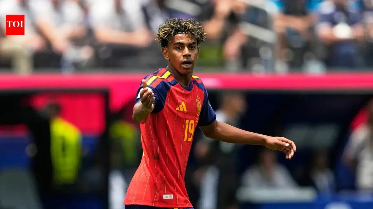 Futbolçu 19 nömrəli forma ilə meydanda