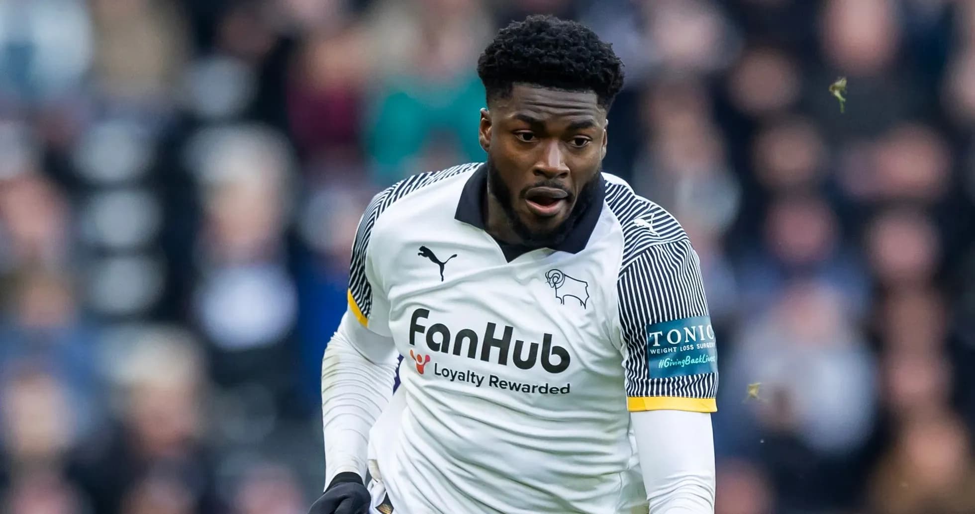 Futbolçu topa doğru qaçır, Derby County forması geyinib