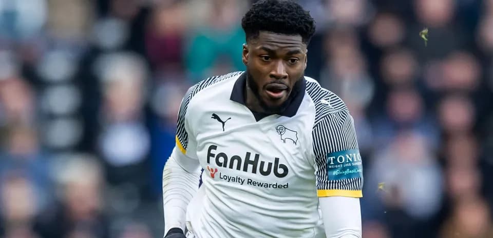 Futbolçu topa doğru qaçır, Derby County forması geyinib