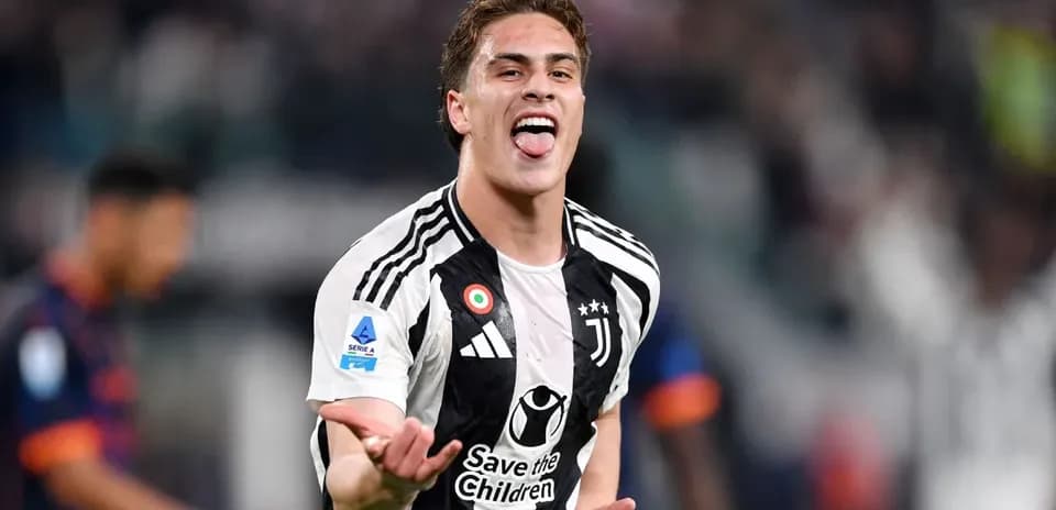 Juventus futbolçusu qol sevincini yaşayır