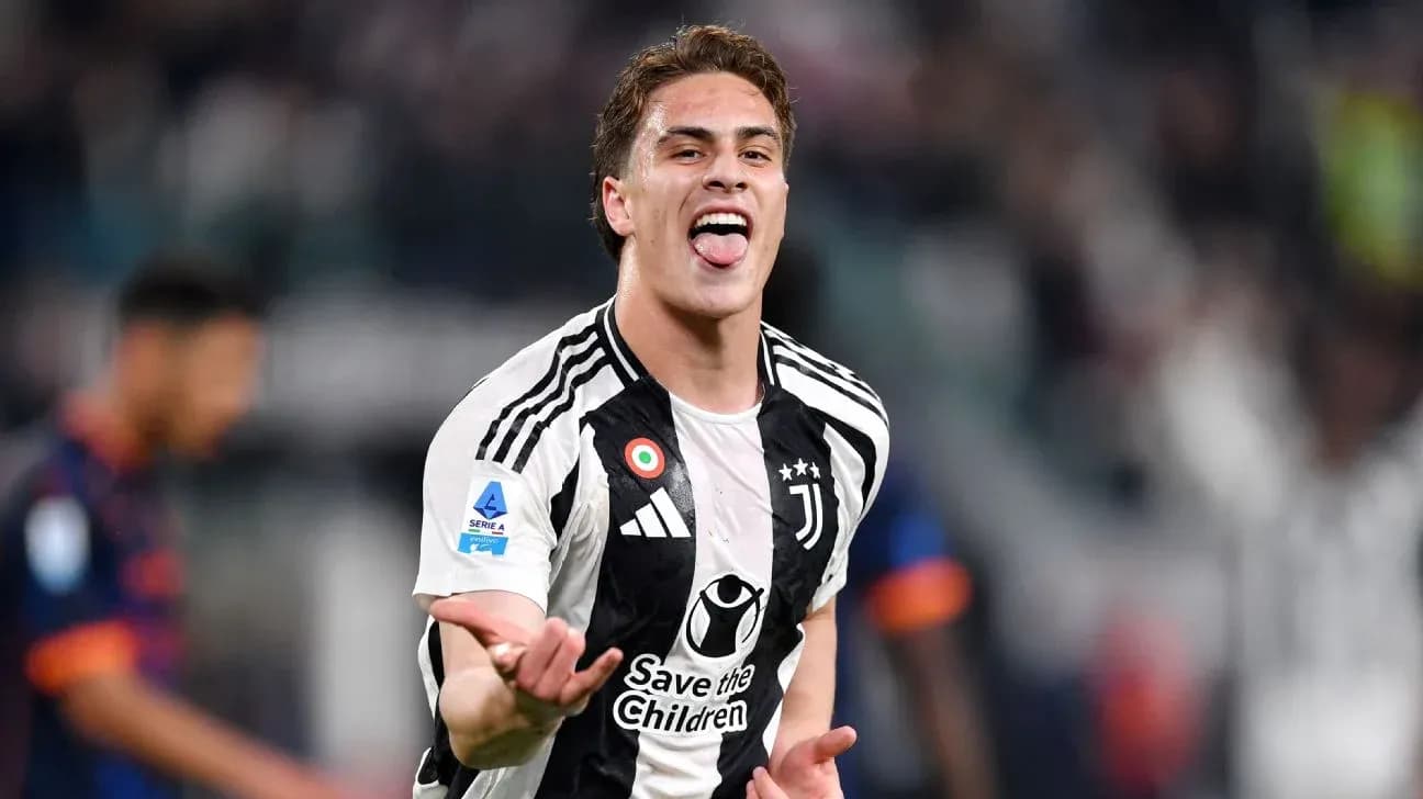 Juventus futbolçusu qol sevincini yaşayır