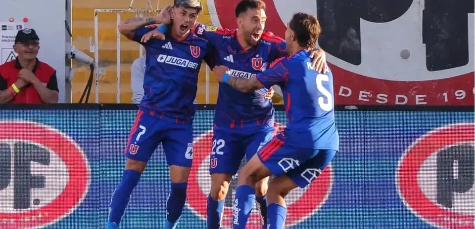 Universidad de Chile futbolçuları sevinir