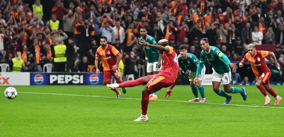 Penaltı vuruşu edən Galatasaray futbolçusu