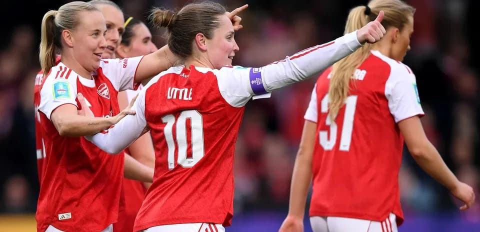 Arsenal qadın futbolçuları sevincini paylaşır