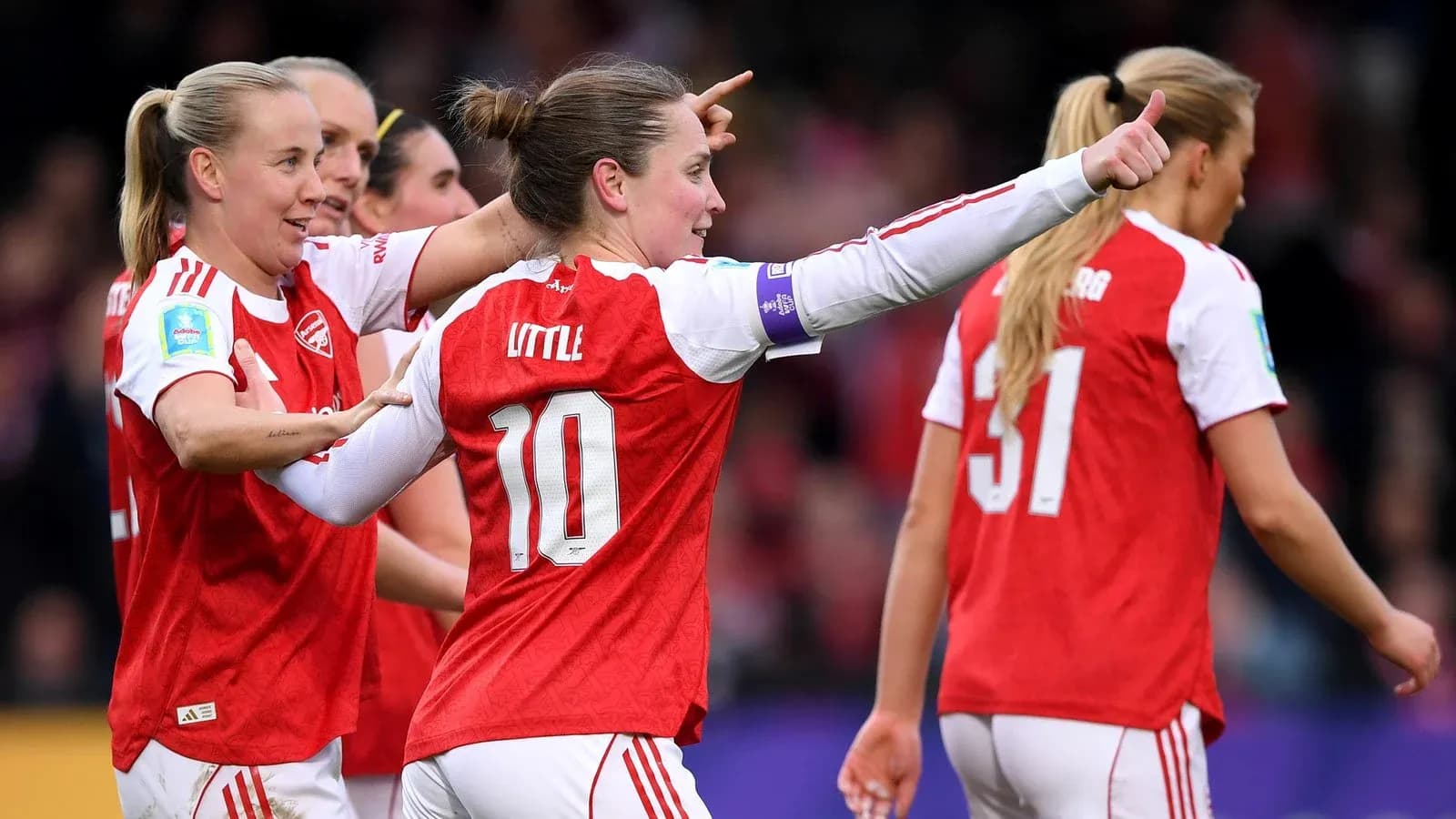 Arsenal qadın futbolçuları sevincini paylaşır