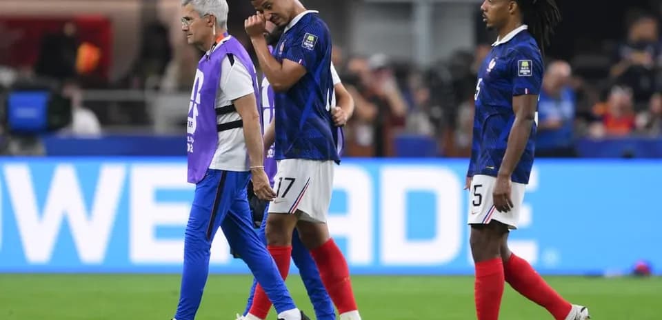 French players leaving the pitch after an injury