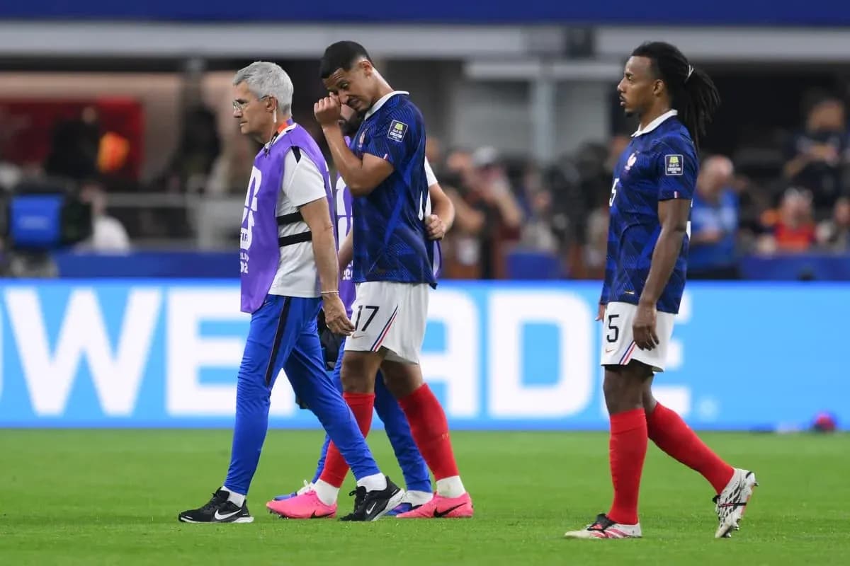 French players leaving the pitch after an injury