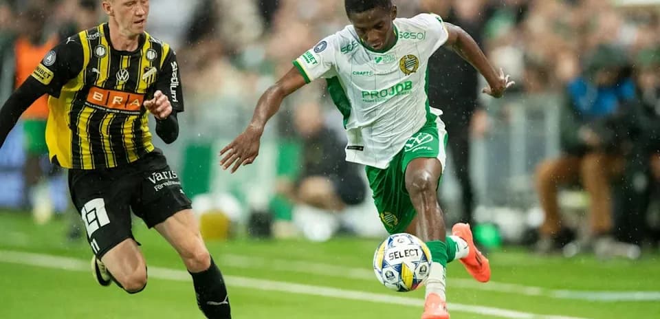 İki futbolçunun top üçünə mübarizə aparması