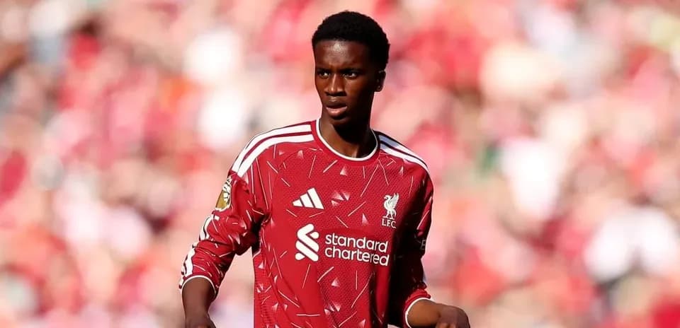 Futbolçu Liverpool formasında meydançada yürüyür