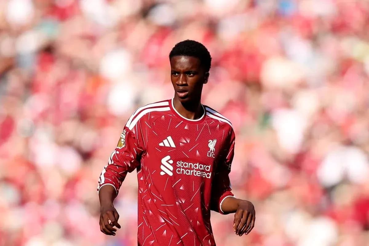 Futbolçu Liverpool formasında meydançada yürüyür