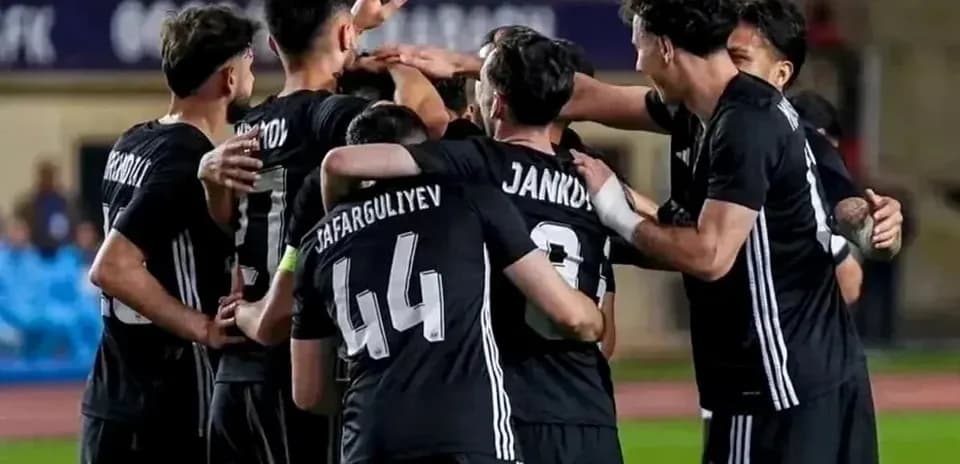İmisli FK futbolçuları qələbəni qeyd edirlər