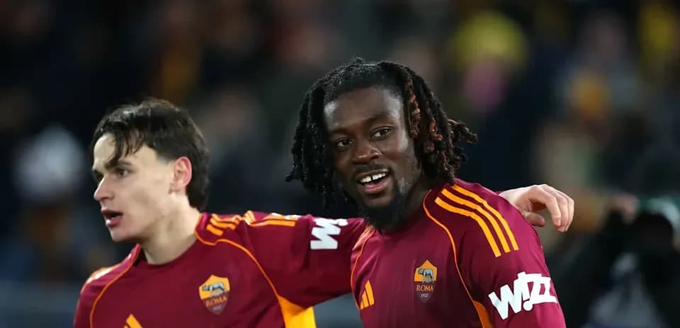 İki futbolçu Roma forma ilə birlikdə gülümsəyir