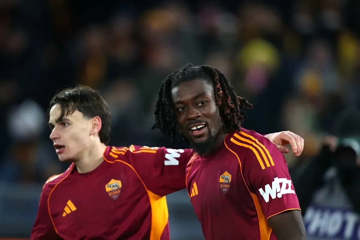 İki futbolçu Roma forma ilə birlikdə gülümsəyir