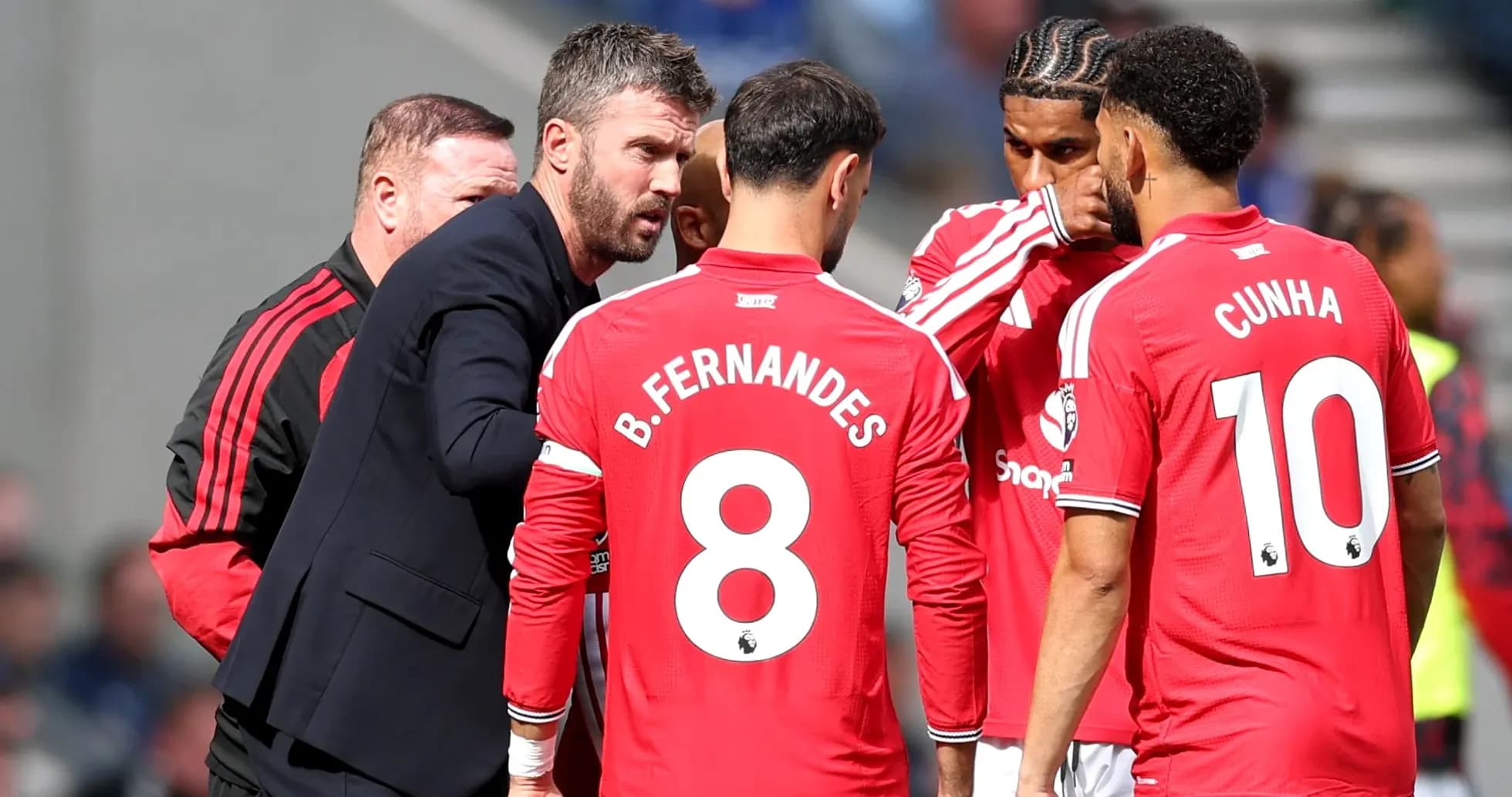 Coach discussing strategy with Manchester United players