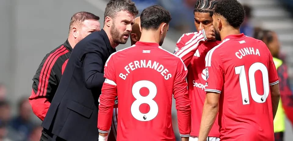 Coach discussing strategy with Manchester United players