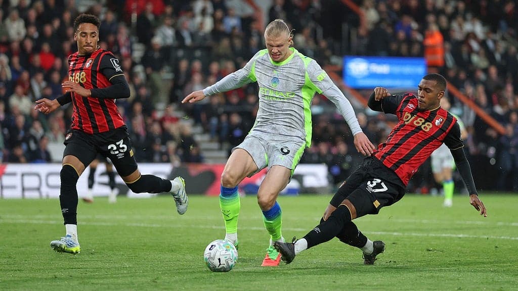 Haaland topda, Bournemouth futbolçuları ona hücum edir