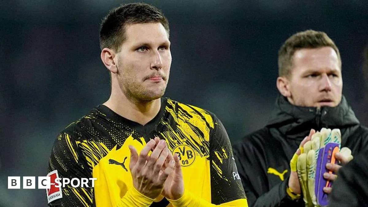 Goalkeeper applauding fans after the match