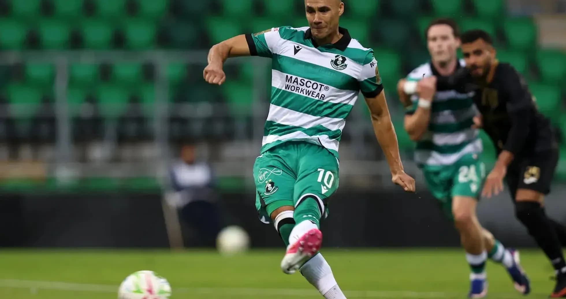 Shamrock Rovers futbolçusu topa zərbə vurur
