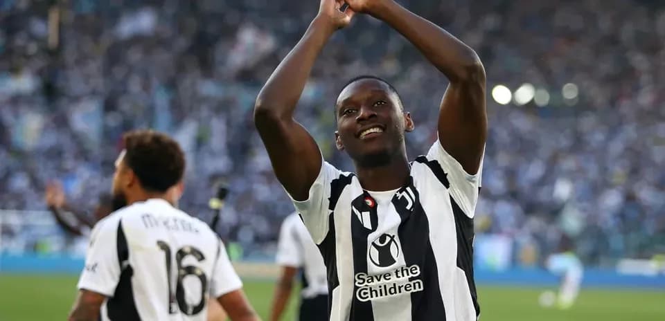 Futbolçular qələbə qeyd edirlər stadionda