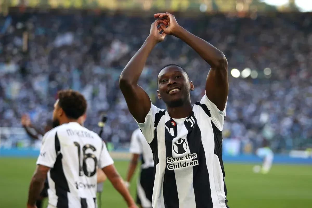Futbolçular qələbə qeyd edirlər stadionda