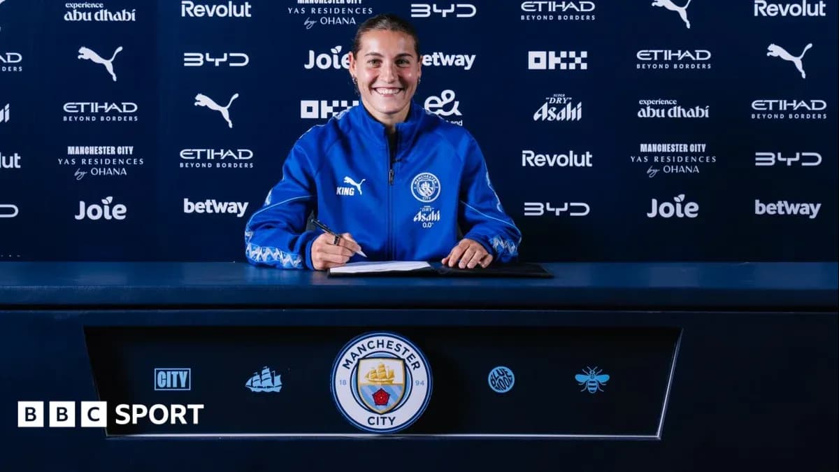 Futbolçu müqavilə imzalayarkən mətbuat konfransında