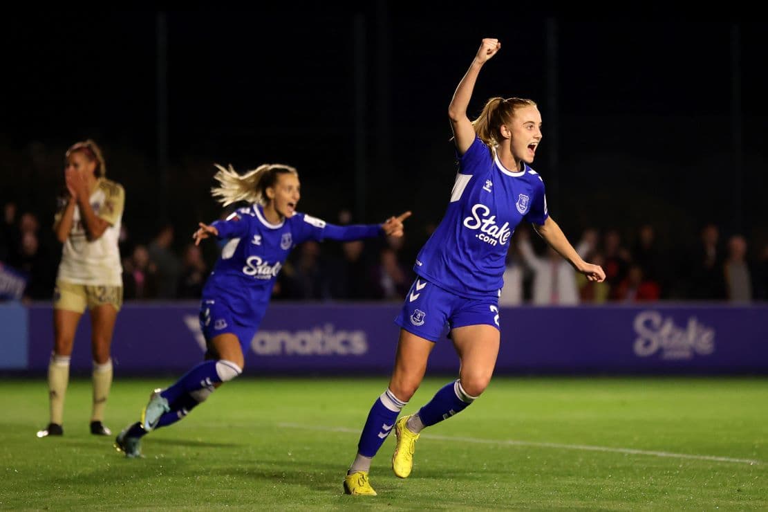 Everton W futbolçusu sevinir