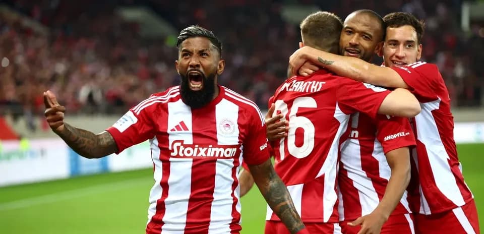 Olympiakos Piraeus futbolçuları sevinir