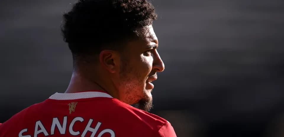 Futbolçunun arxadan görünüşü, SANCHO yazılı köynəkdə