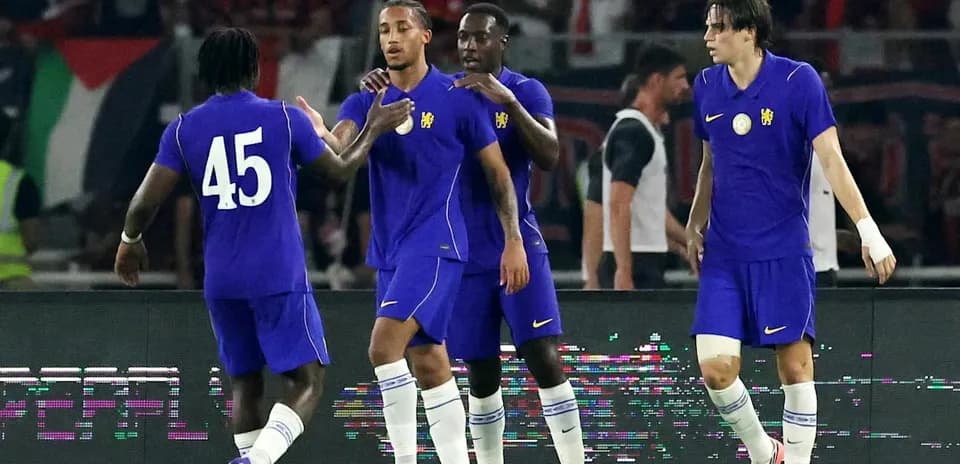Dörd futbolçu birlikdə qeyd edir, mavi forma geyinib