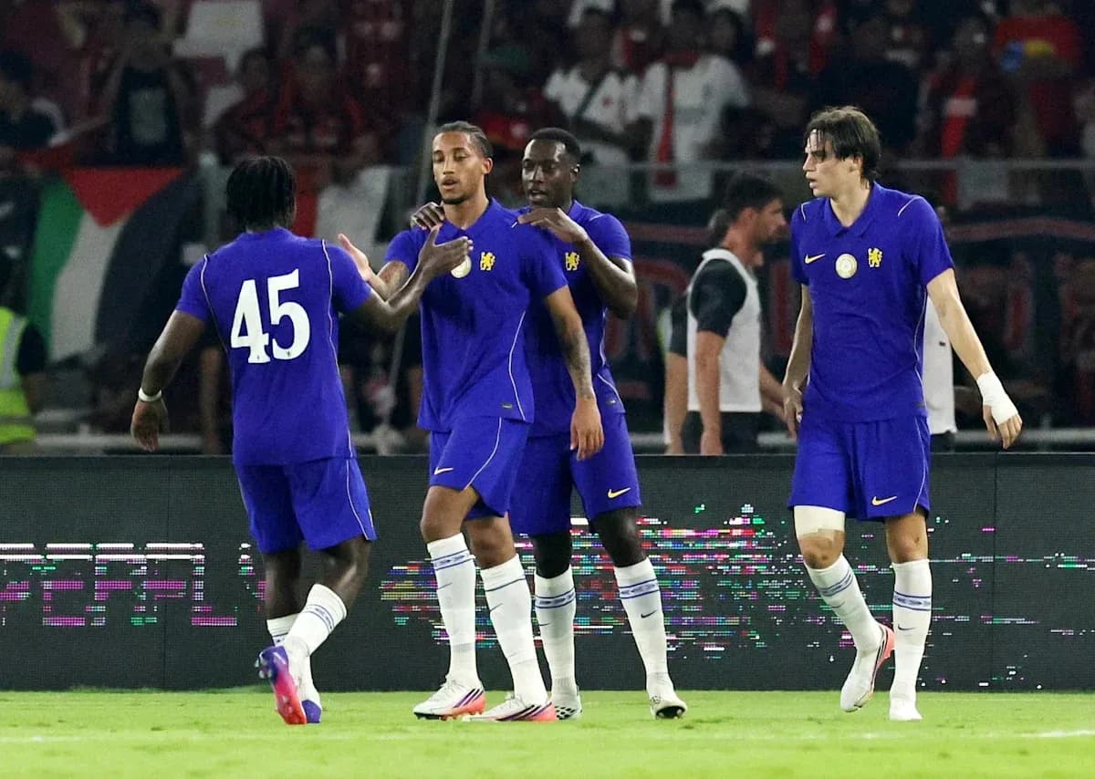 Dörd futbolçu birlikdə qeyd edir, mavi forma geyinib