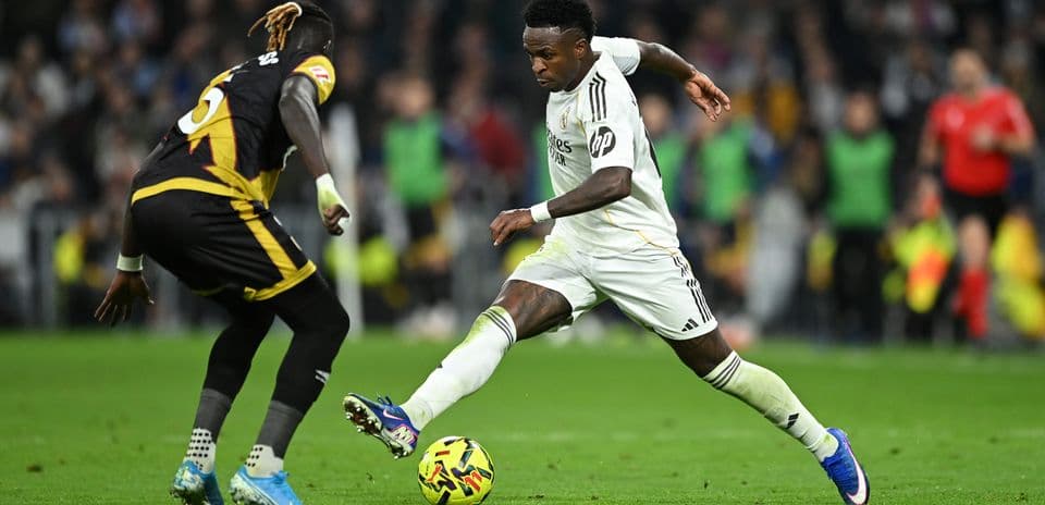 Vinicius Real Madrid futbol topu ilə