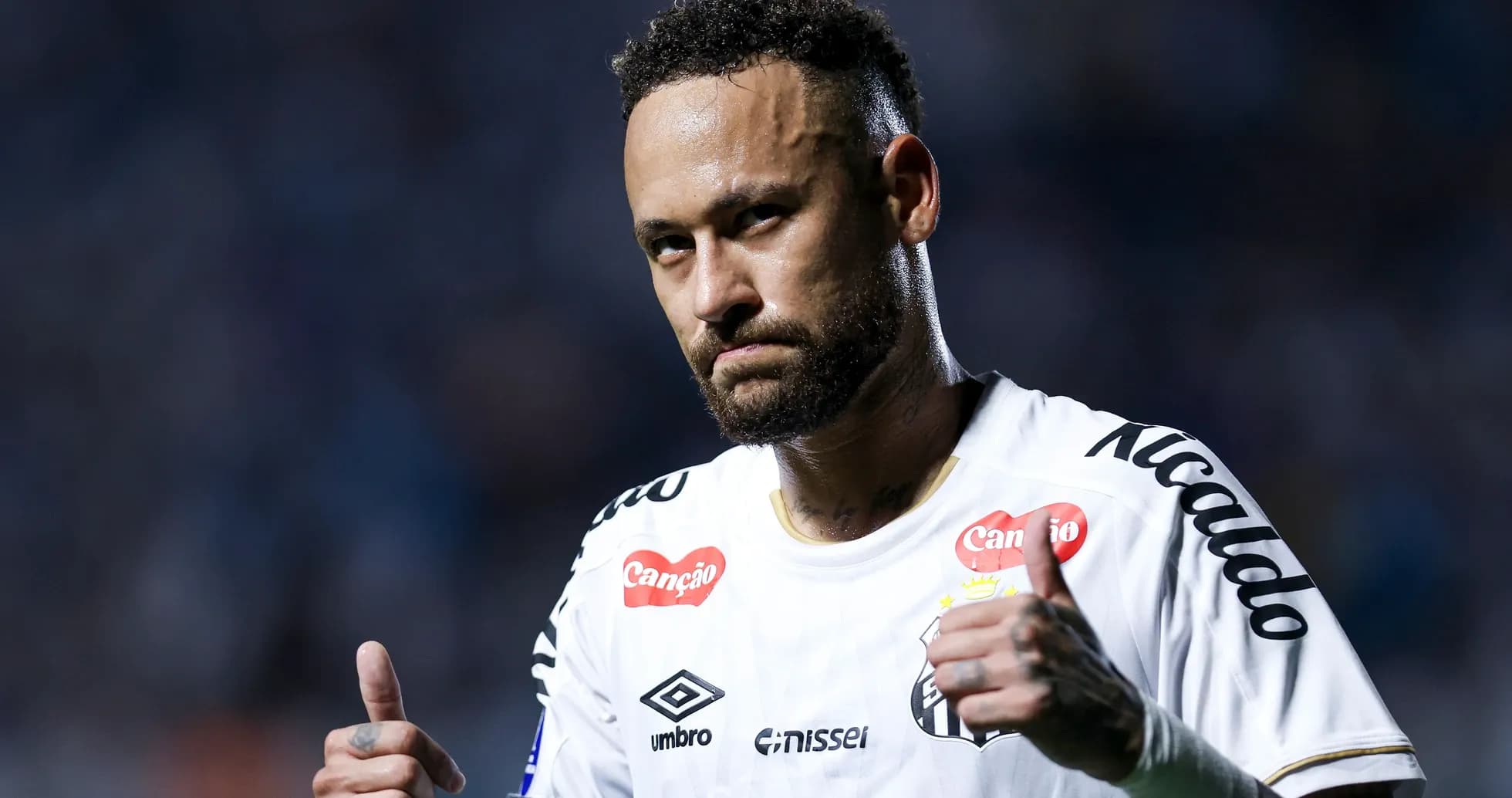 Futbolçu Neymar iki barmağını yuxarı qaldırıb