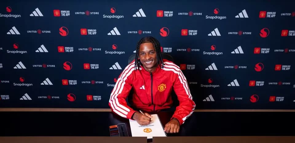 Futbolçu müqavilə imzalayır, Manchester United forması geyinib