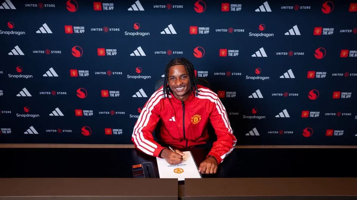 Futbolçu müqavilə imzalayır, Manchester United forması geyinib