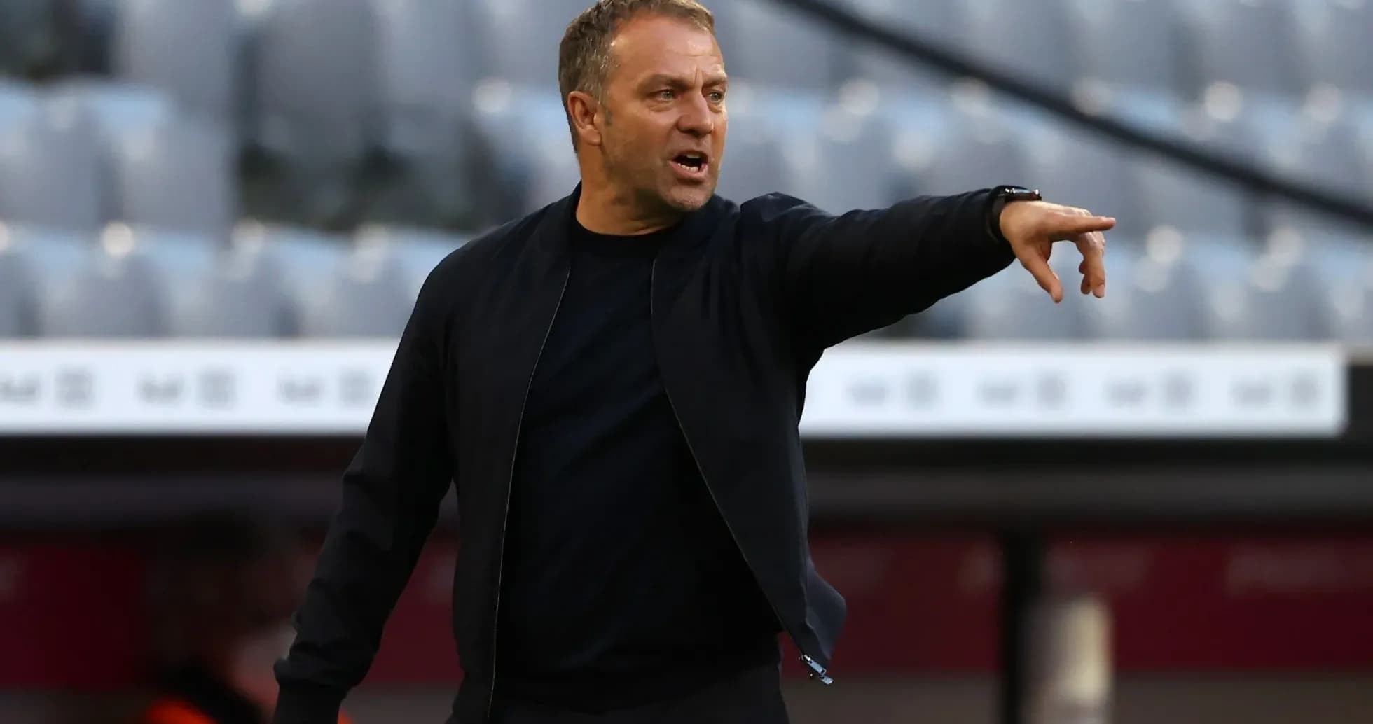 Məşqçi oyunçulara göstəriş verir stadionda