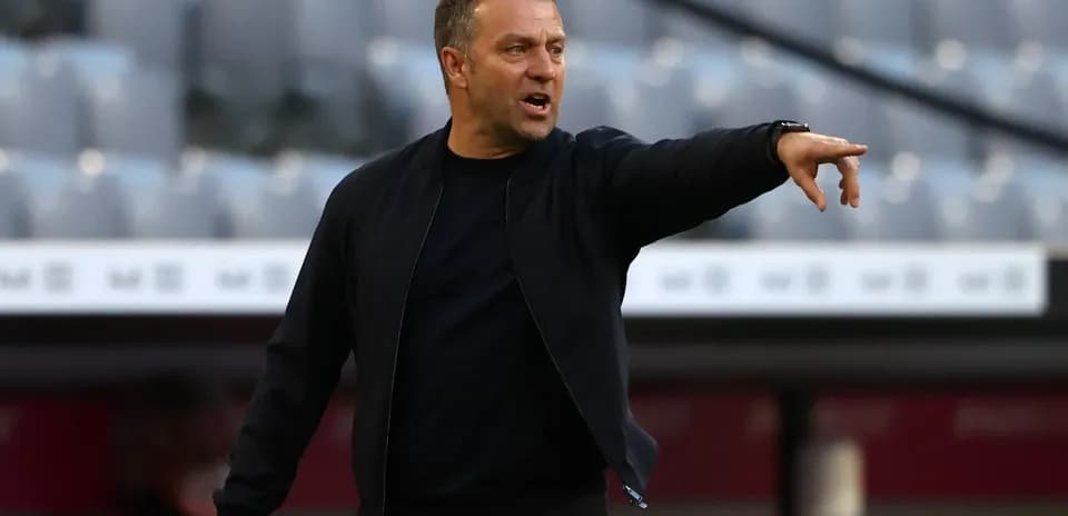 Məşqçi oyunçulara göstəriş verir stadionda