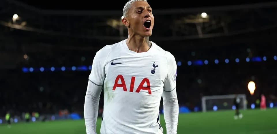 Futbolçu Richarlison qələbə anını qeyd edir