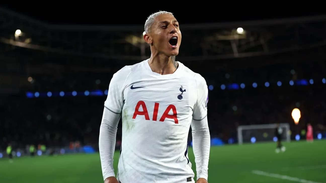 Futbolçu Richarlison qələbə anını qeyd edir