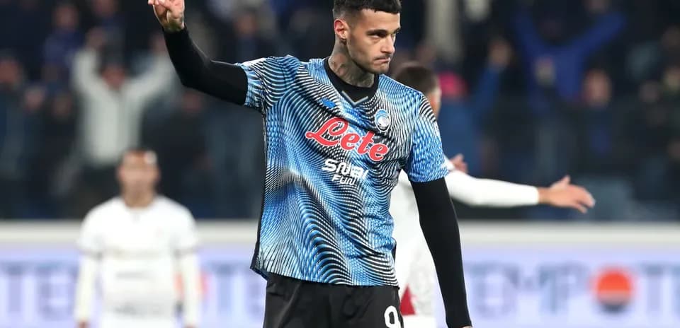 Atalanta futbolçusu oyun zamanı əlamət edir
