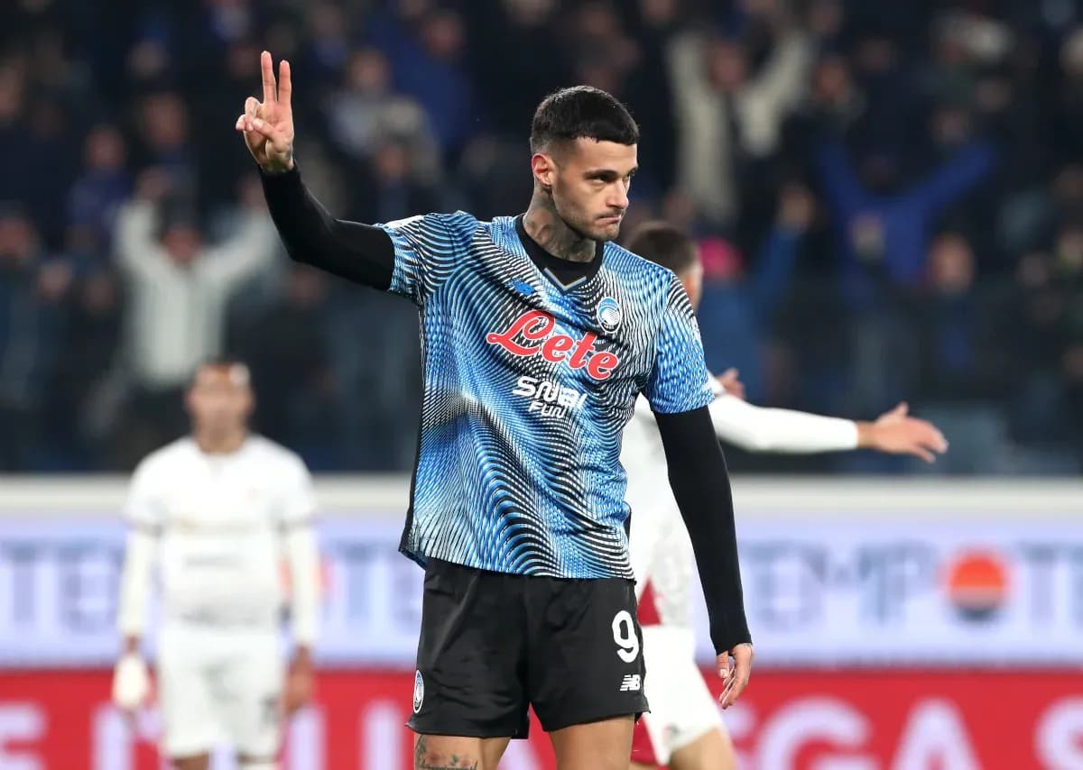 Atalanta futbolçusu oyun zamanı əlamət edir