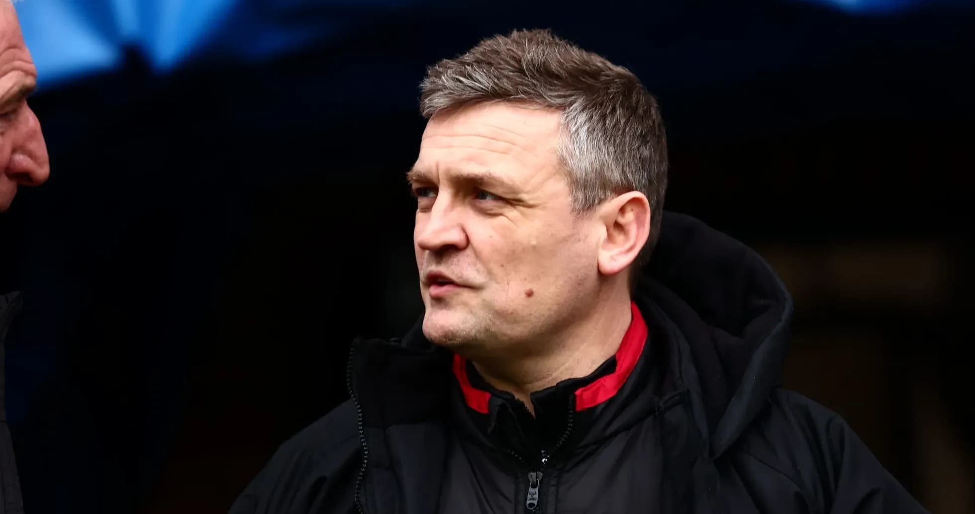 İki kişi arasında danışma anı, biri Lincoln City FC