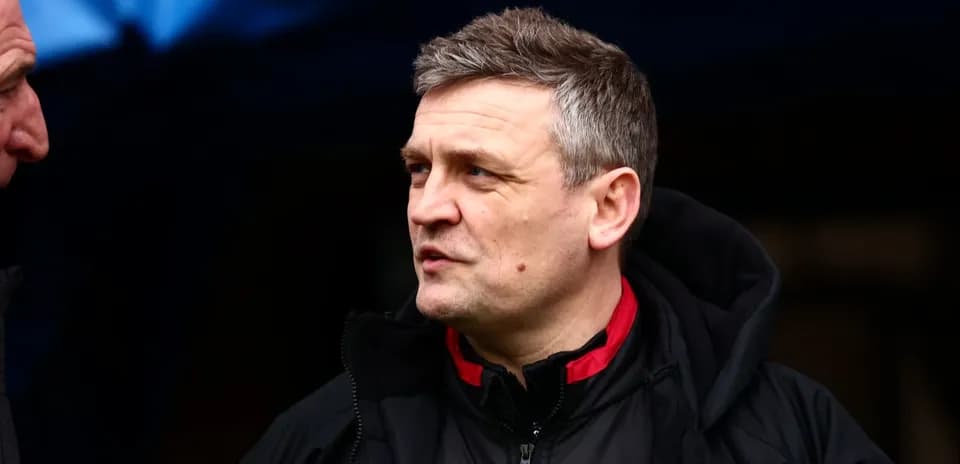 İki kişi arasında danışma anı, biri Lincoln City FC