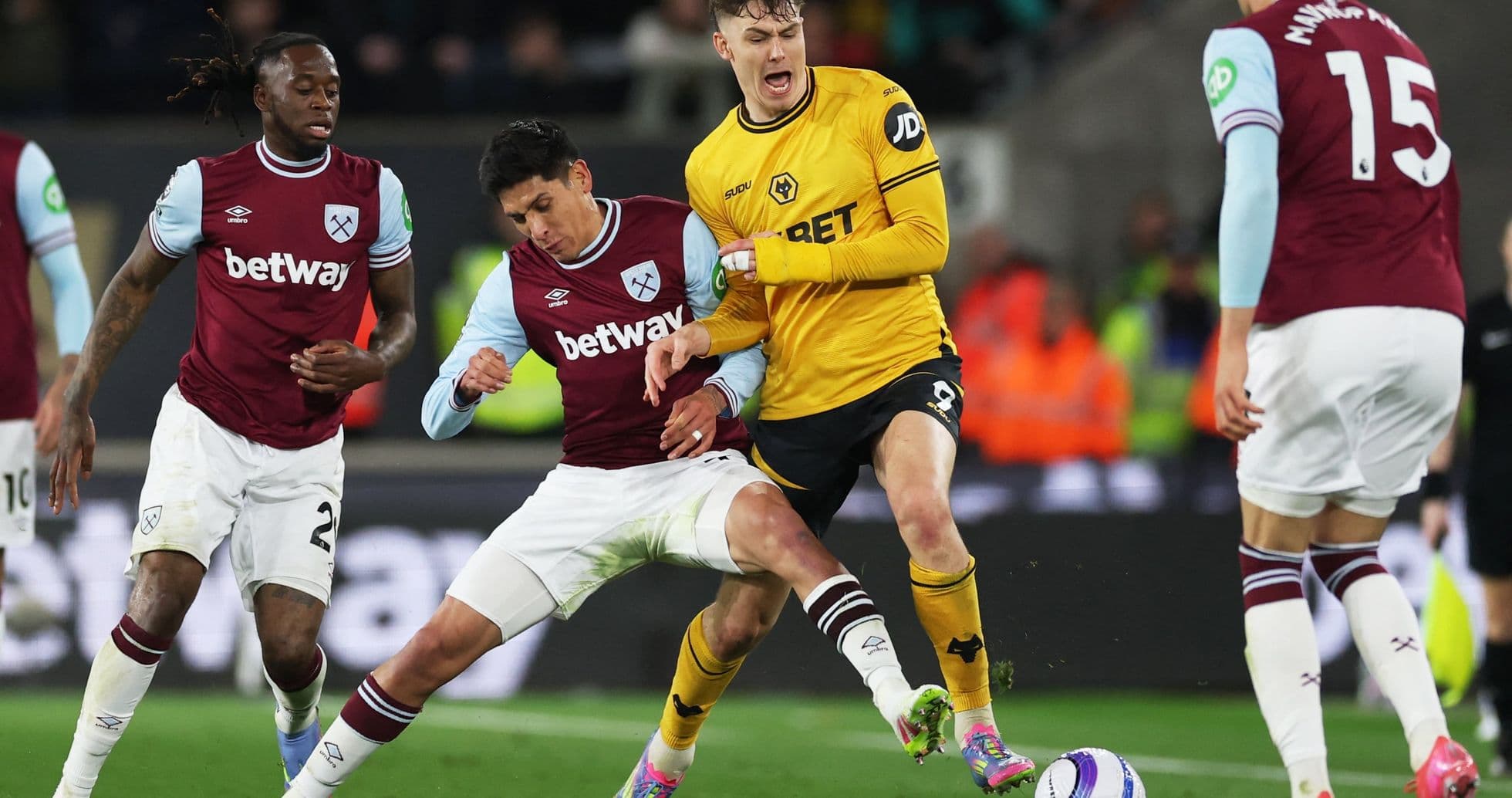 West Ham və Wolves futbolçuları mübarizə aparır