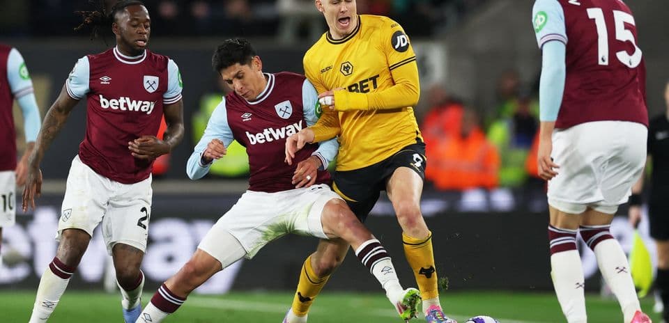 West Ham və Wolves futbolçuları mübarizə aparır